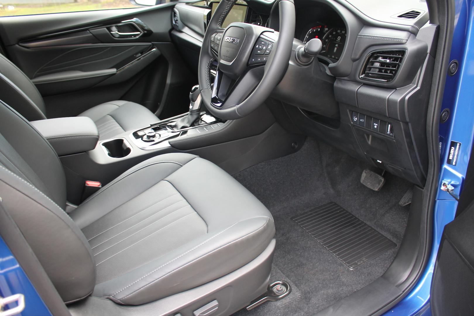 2025 Isuzu MU-X LST — photo 10