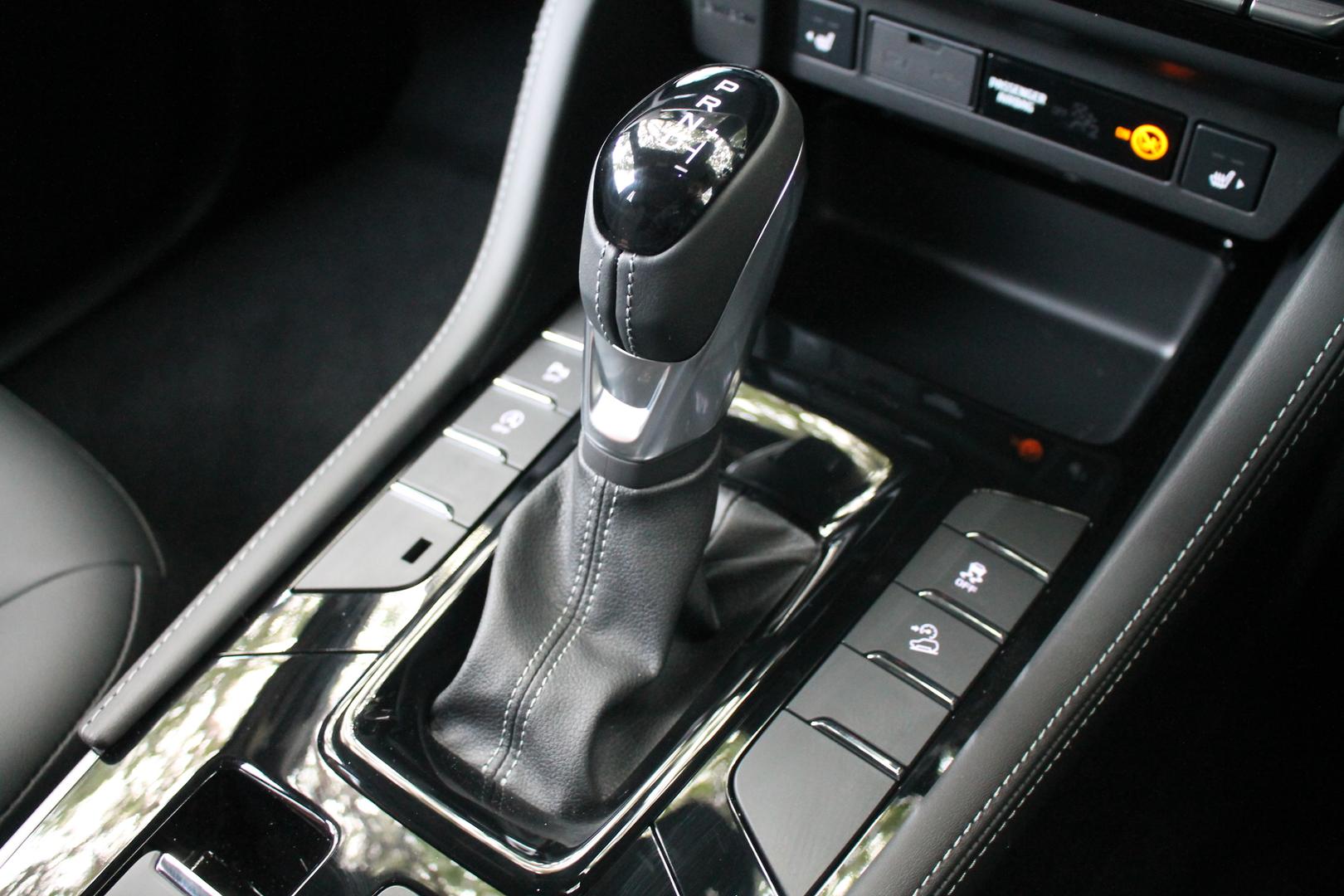 2025 Isuzu MU-X LST — photo 11