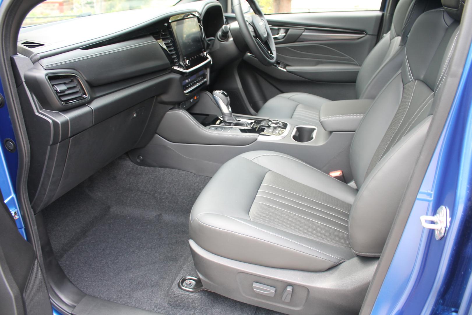 2025 Isuzu MU-X LST — photo 14