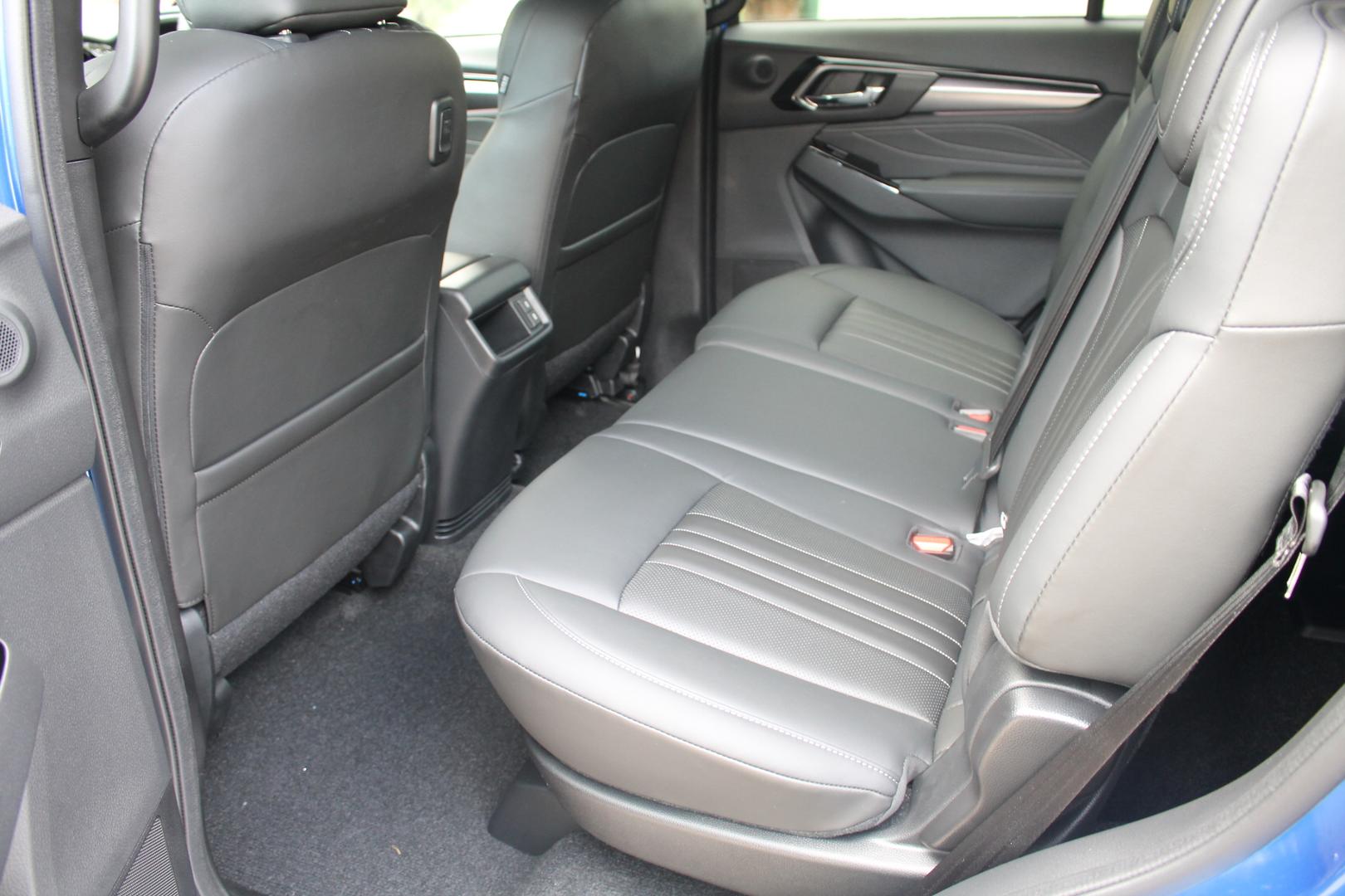 2025 Isuzu MU-X LST — photo 16