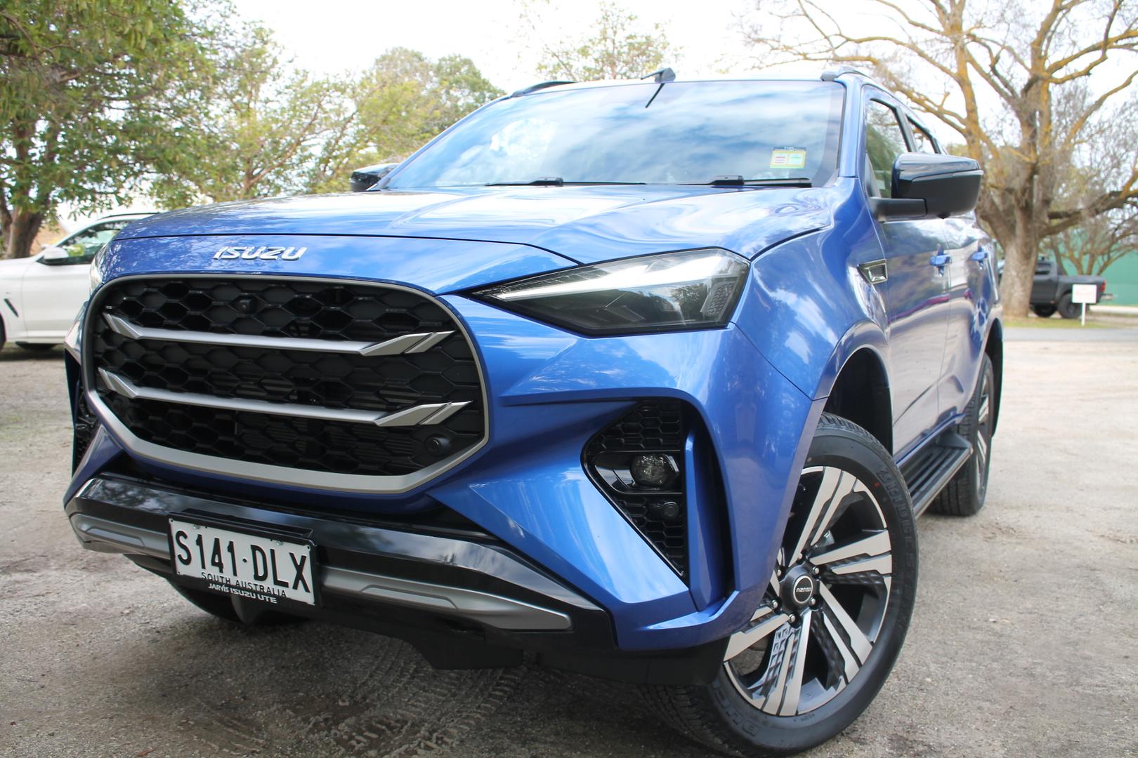 2025 Isuzu MU-X LST — photo 3