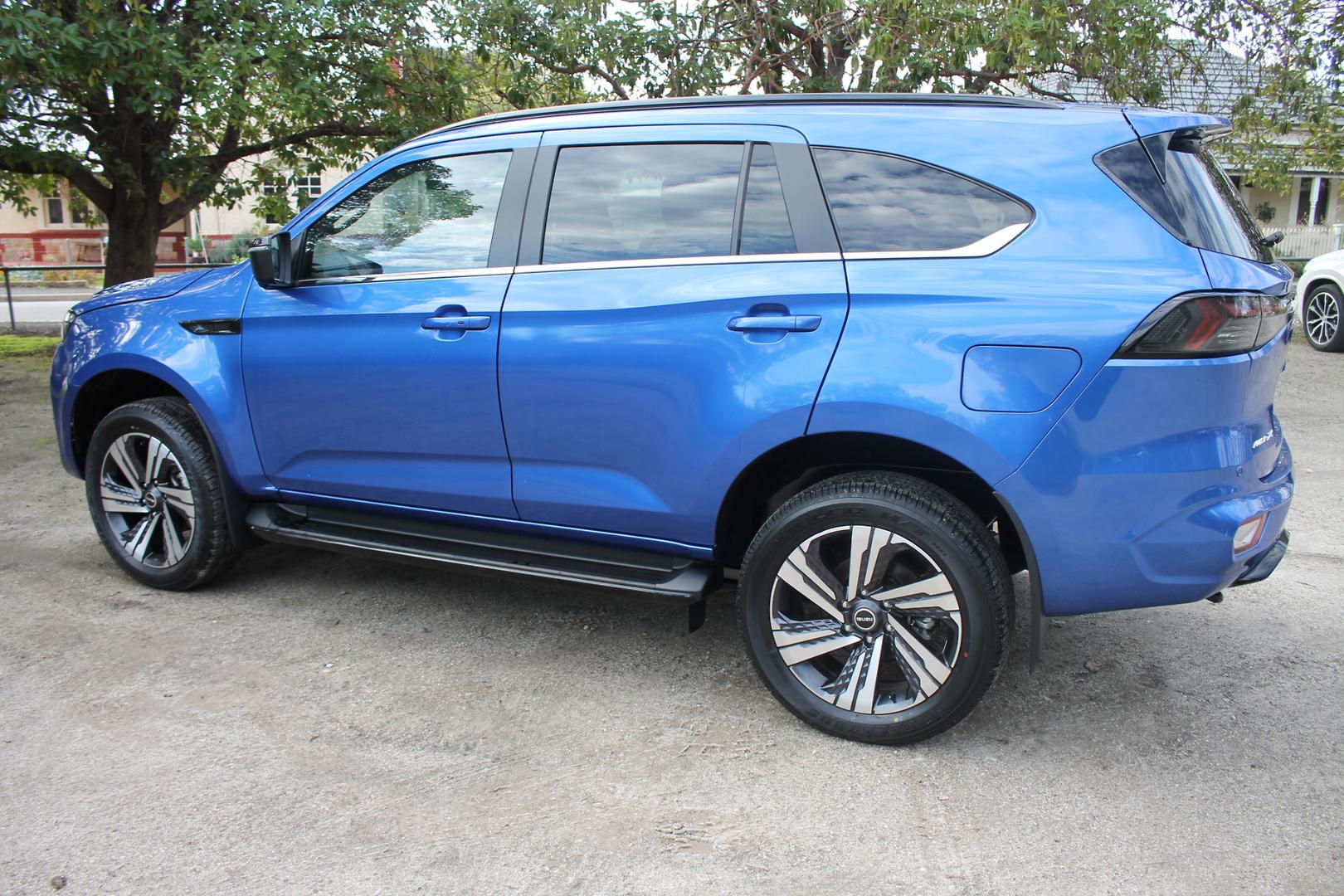 2025 Isuzu MU-X LST — photo 6
