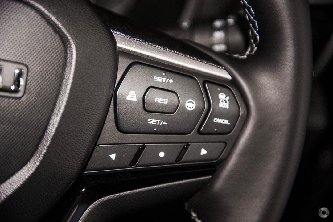 2025 Isuzu MU-X LST — photo 15