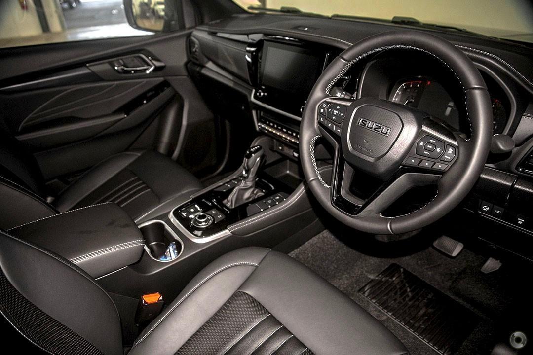 2025 Isuzu MU-X LST — photo 5