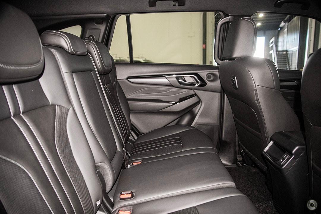 2025 Isuzu MU-X LST — photo 8