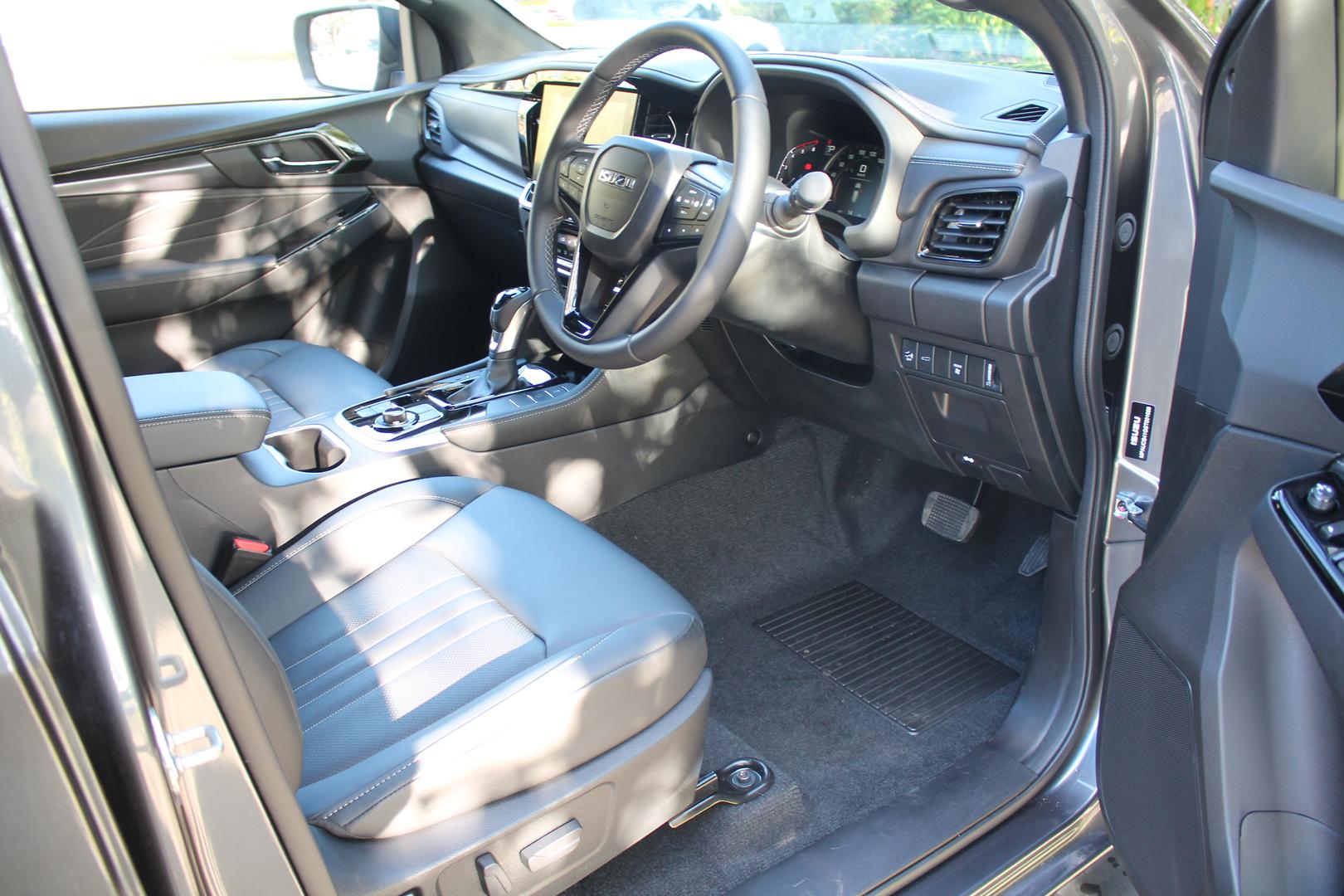 2025 Isuzu MU-X LST — photo 10