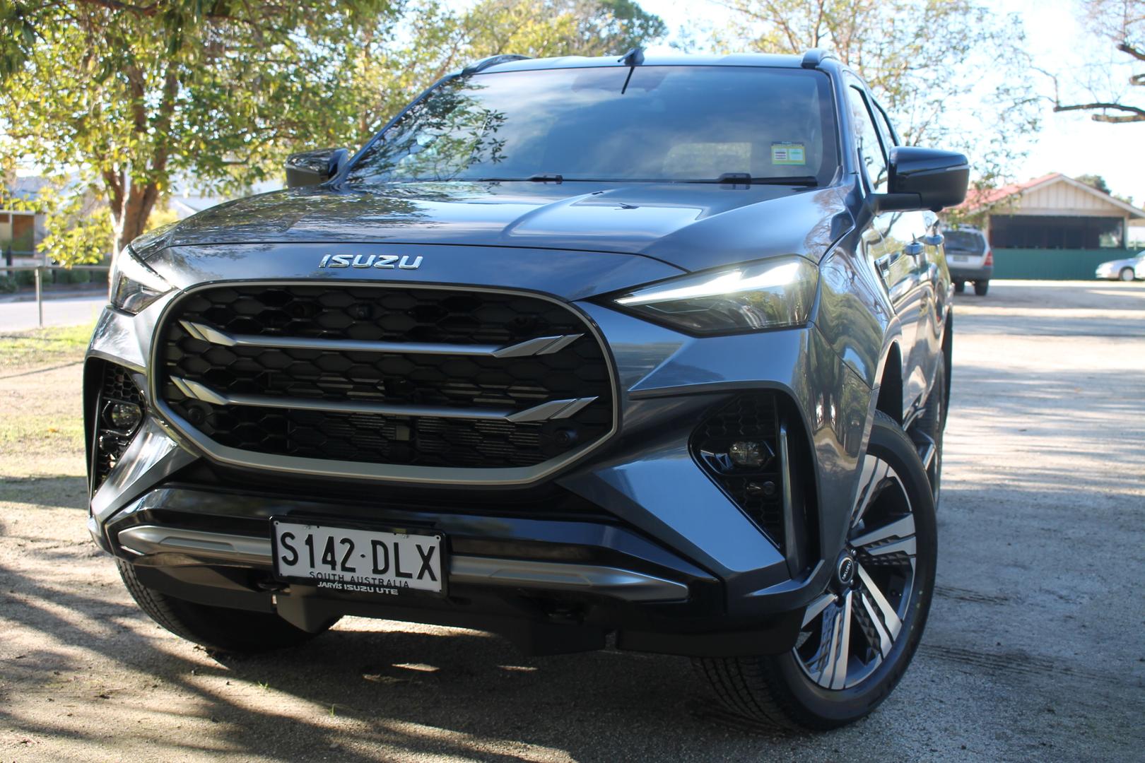 2025 Isuzu MU-X LST — photo 3