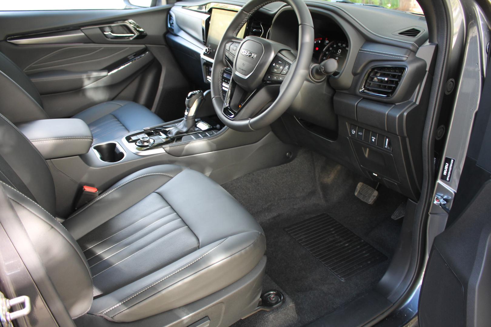 2025 Isuzu MU-X LST — photo 10