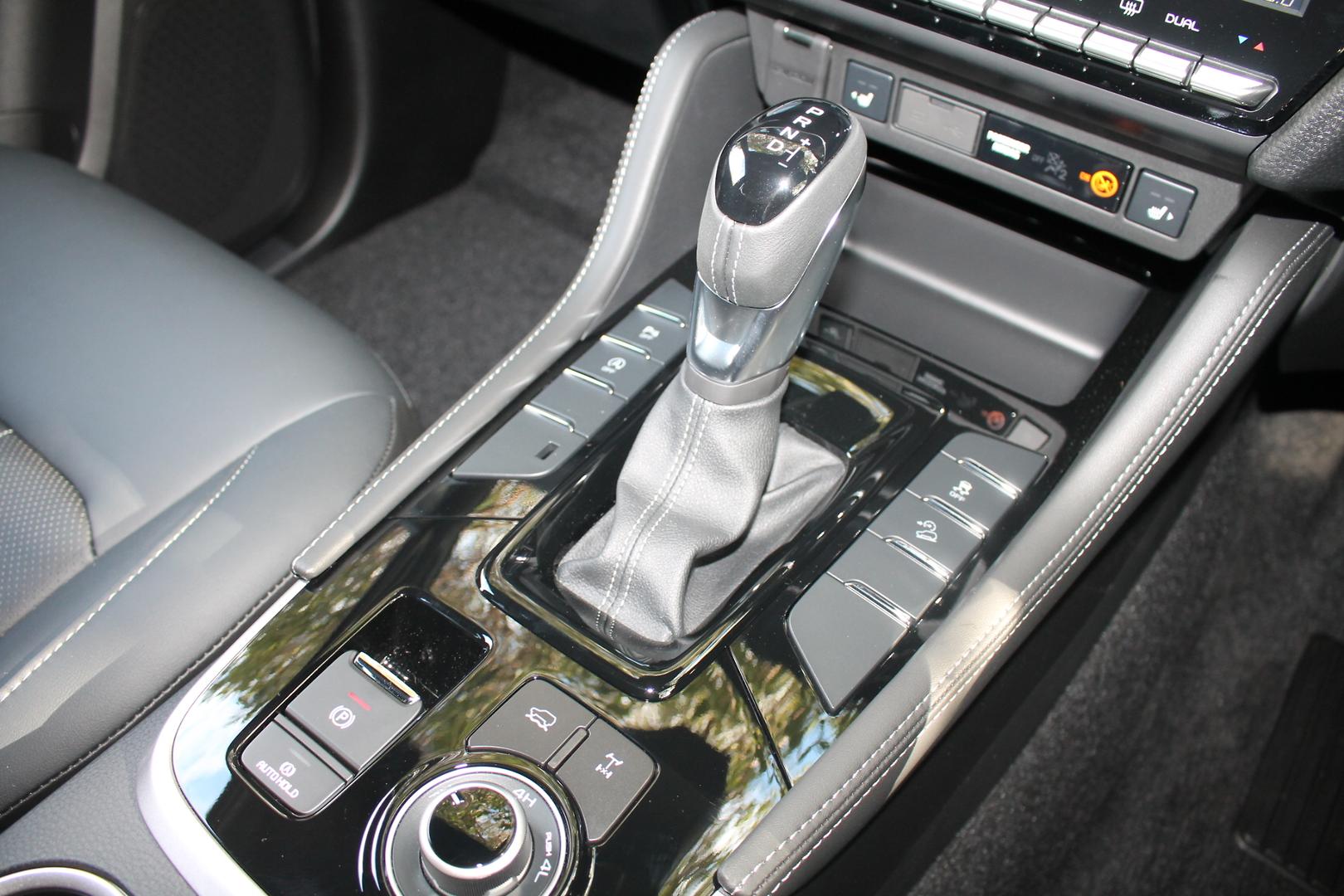 2025 Isuzu MU-X LST — photo 11
