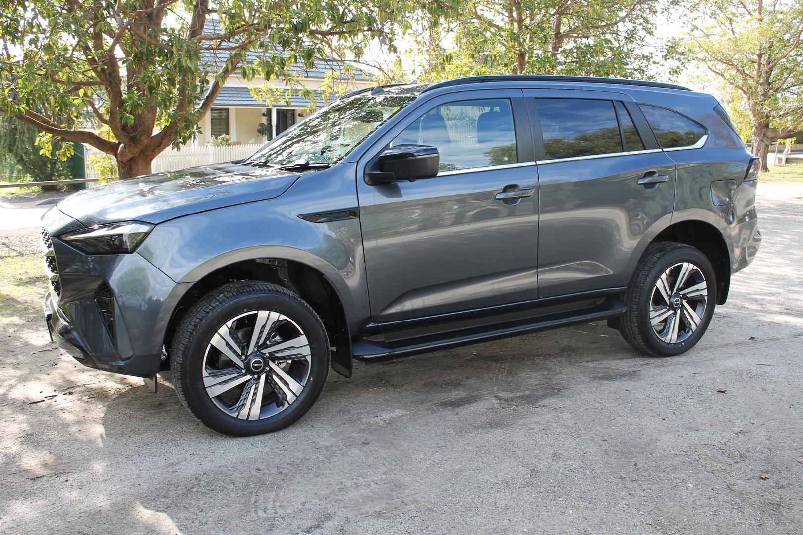 2025 Isuzu MU-X LST — photo 22