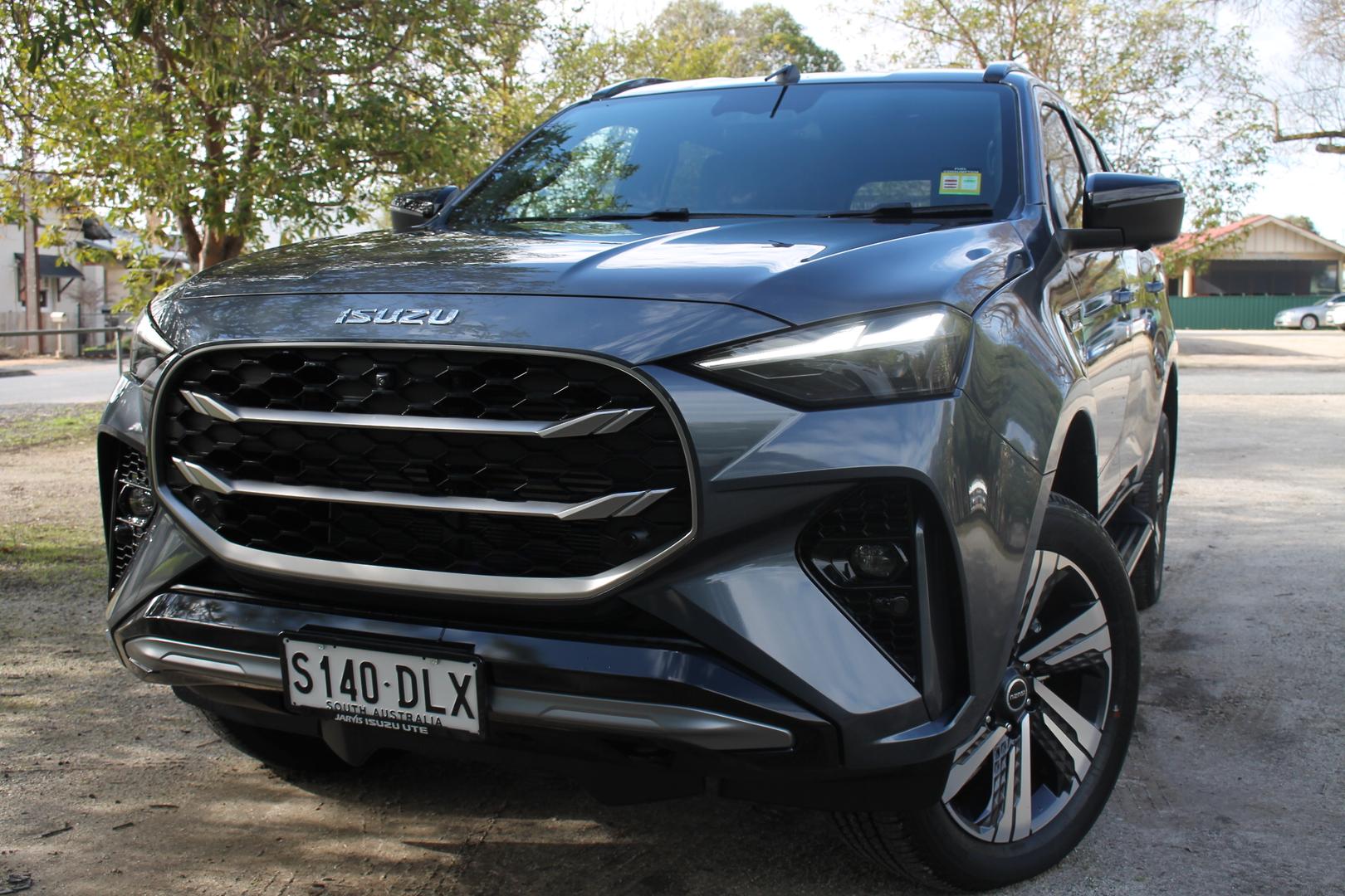 2025 Isuzu MU-X LST — photo 3
