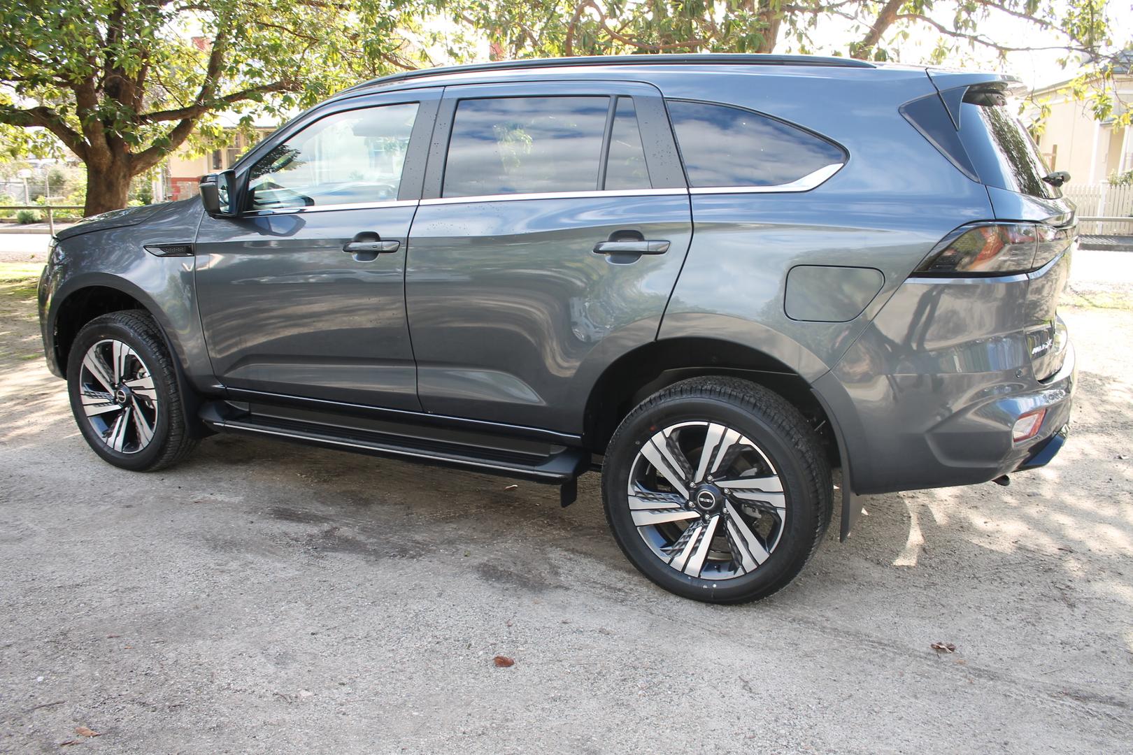 2025 Isuzu MU-X LST — photo 6