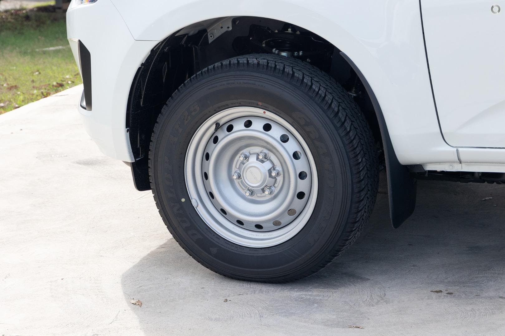 2026 Isuzu D-MAX SX — photo 8