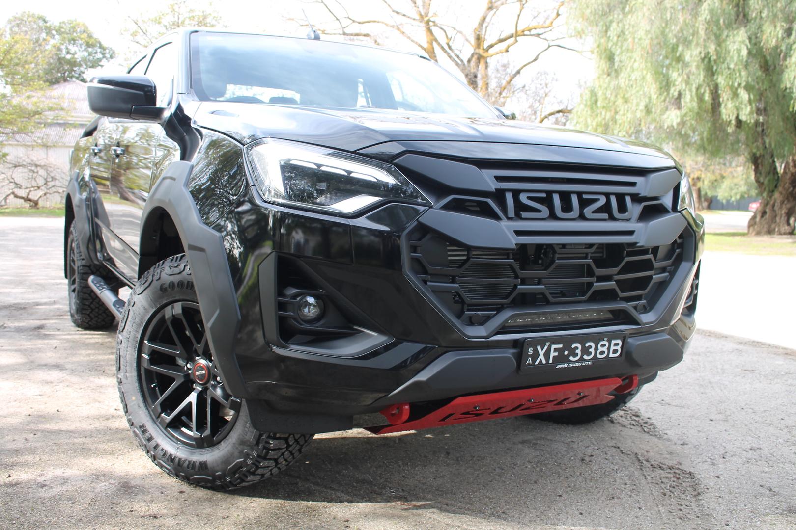 2025 Isuzu D-MAX BLADE — photo 1