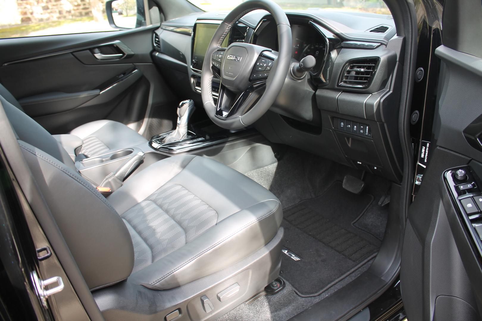 2025 Isuzu D-MAX BLADE — photo 10