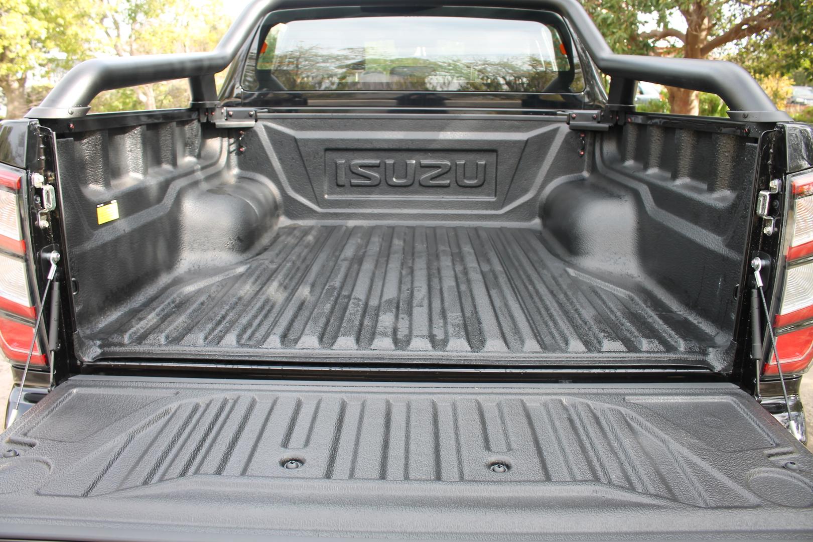 2025 Isuzu D-MAX BLADE — photo 17