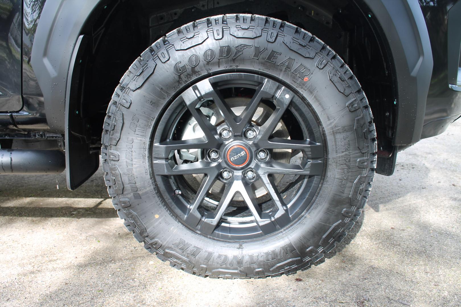 2025 Isuzu D-MAX BLADE — photo 18