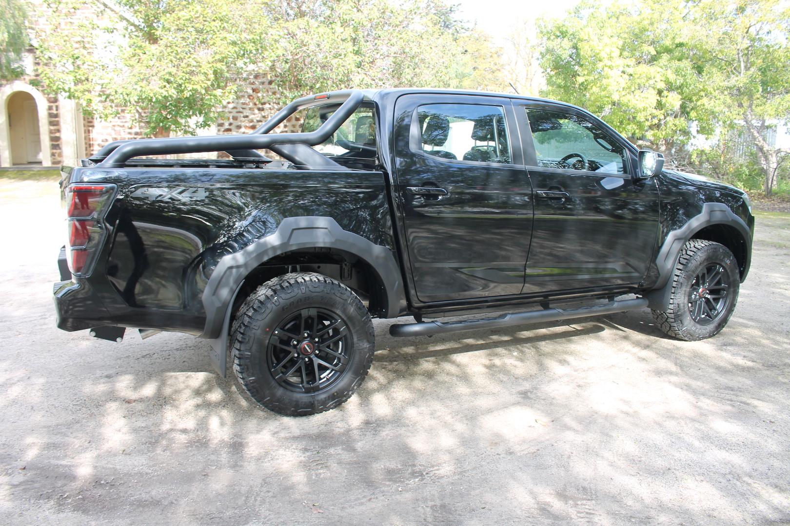 2025 Isuzu D-MAX BLADE — photo 4