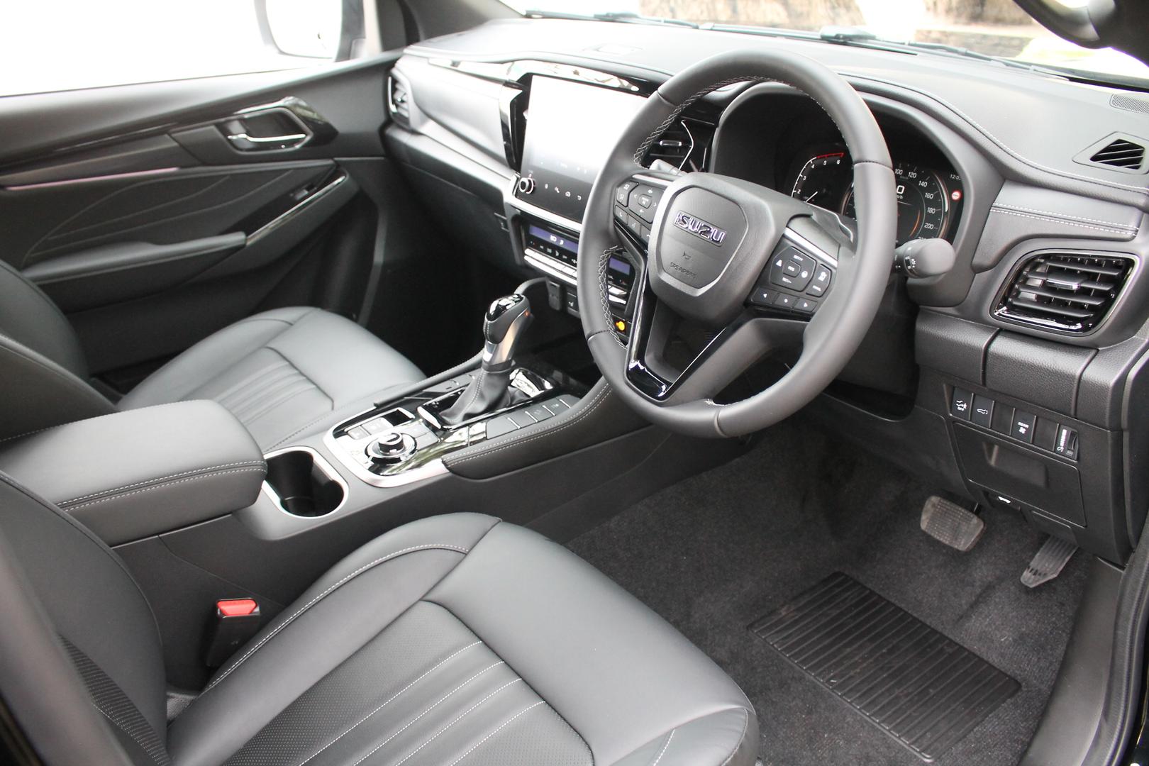 2025 Isuzu MU-X LST — photo 10