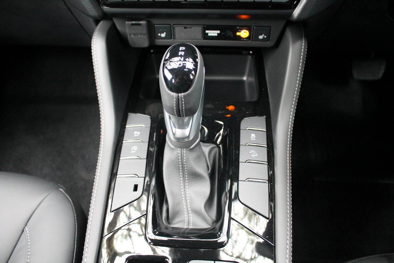 2025 Isuzu MU-X LST — photo 11