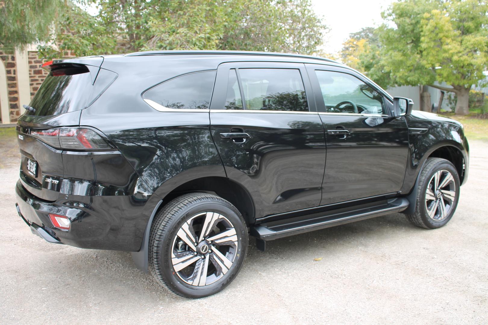 2025 Isuzu MU-X LST — photo 4