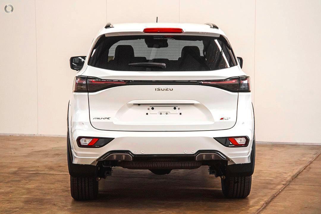 2025 Isuzu MU-X XTERRAIN — photo 3