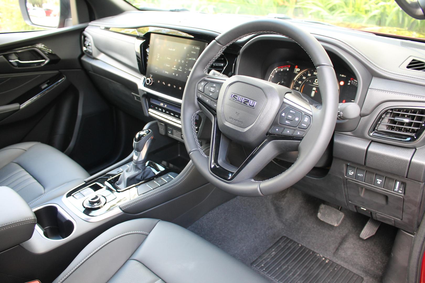 2025 Isuzu MU-X LST — photo 10