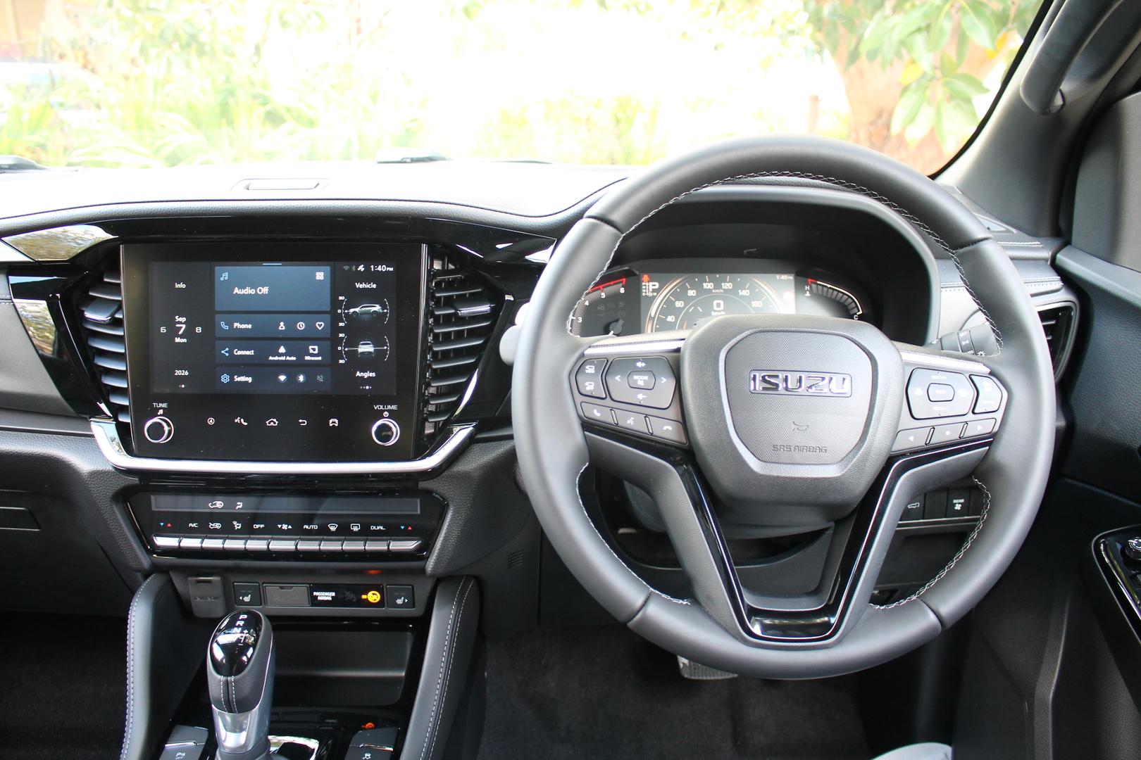 2025 Isuzu MU-X LST — photo 11