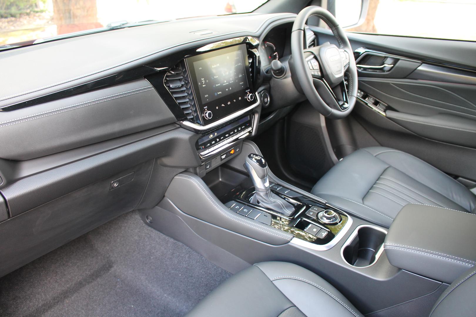 2025 Isuzu MU-X LST — photo 15