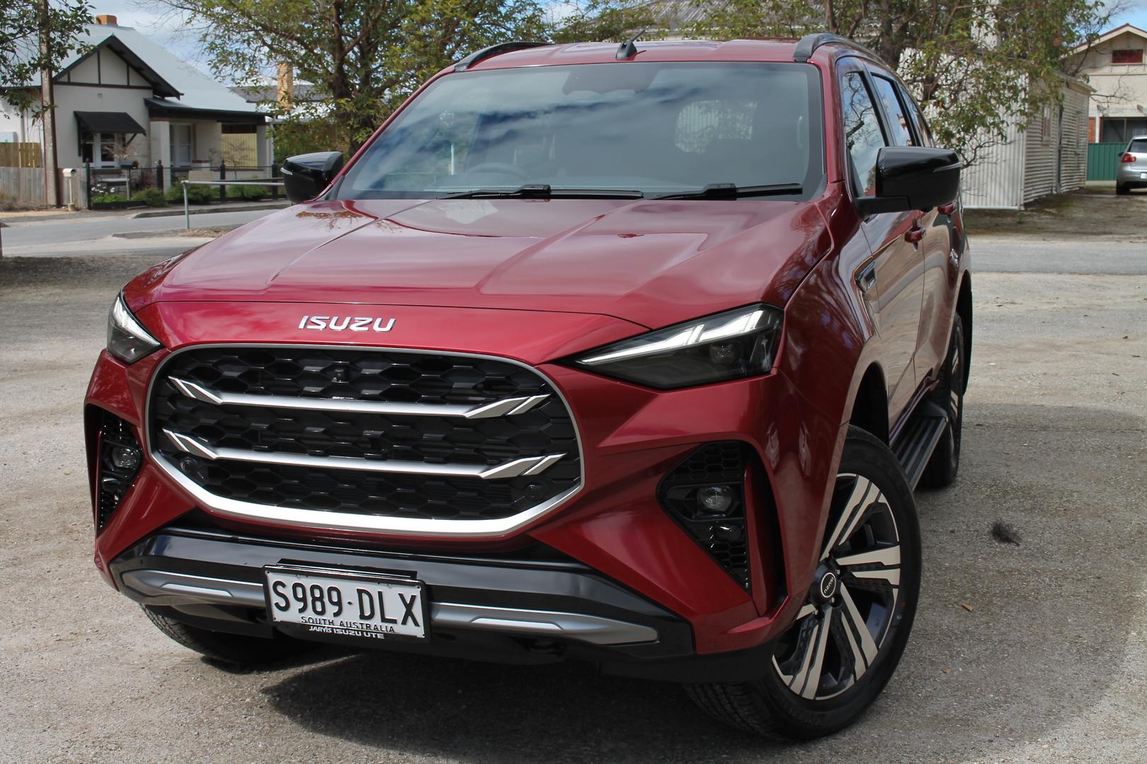 2025 Isuzu MU-X LST — photo 3
