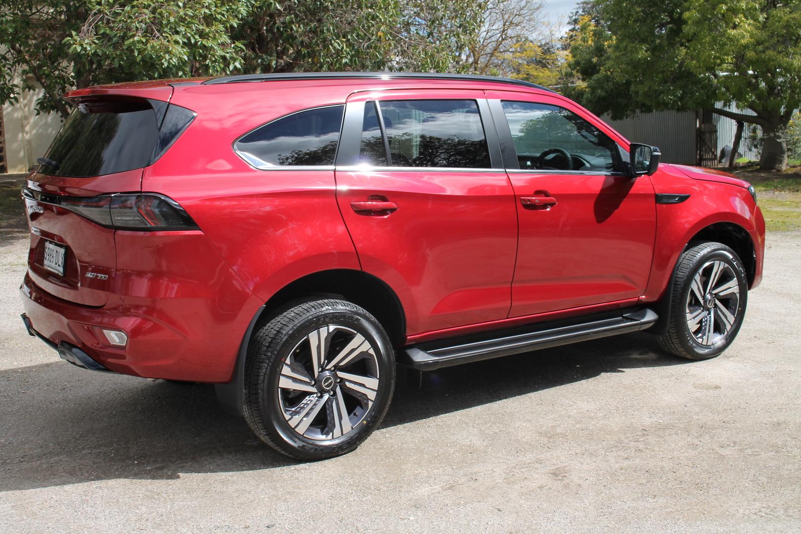 2025 Isuzu MU-X LST — photo 4