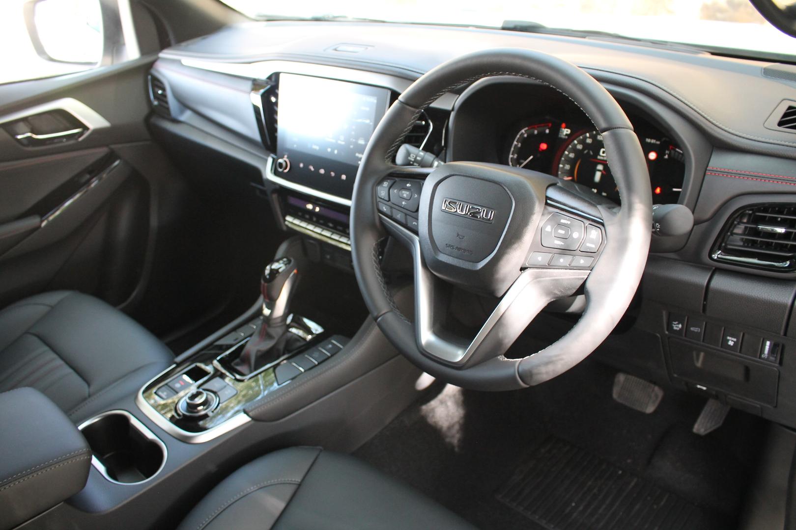 2026 Isuzu MU-X XTERRAIN — photo 10