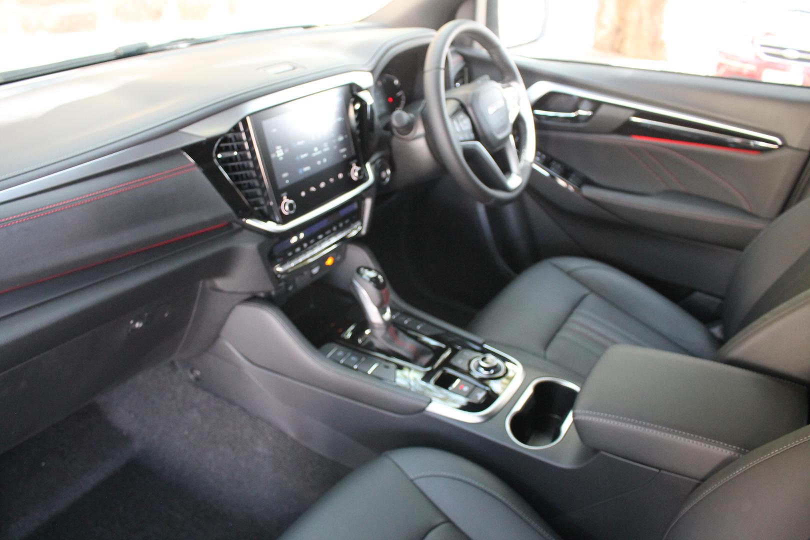 2026 Isuzu MU-X XTERRAIN — photo 15