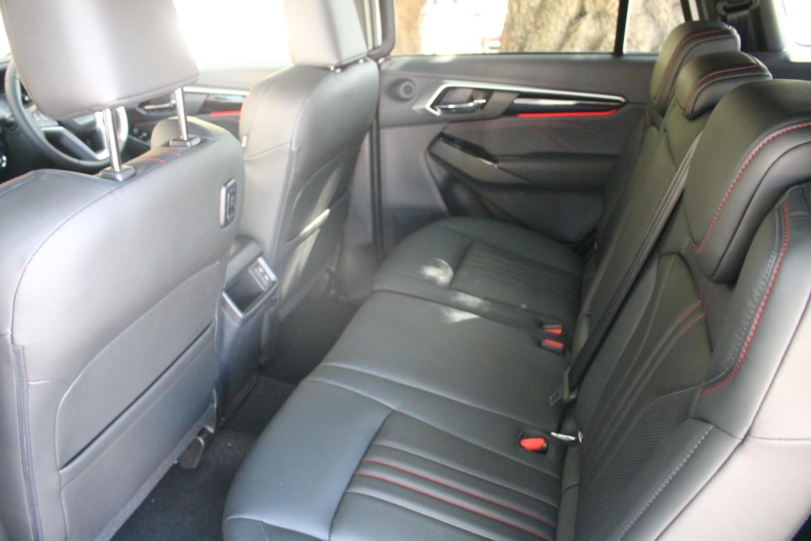 2026 Isuzu MU-X XTERRAIN — photo 16