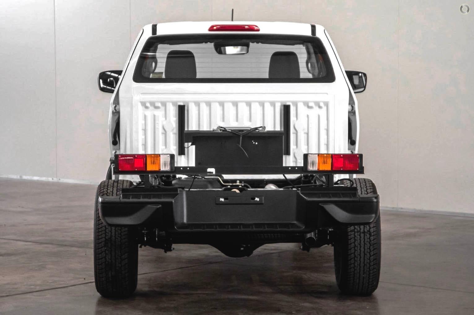2025 Isuzu D-MAX SX — photo 3