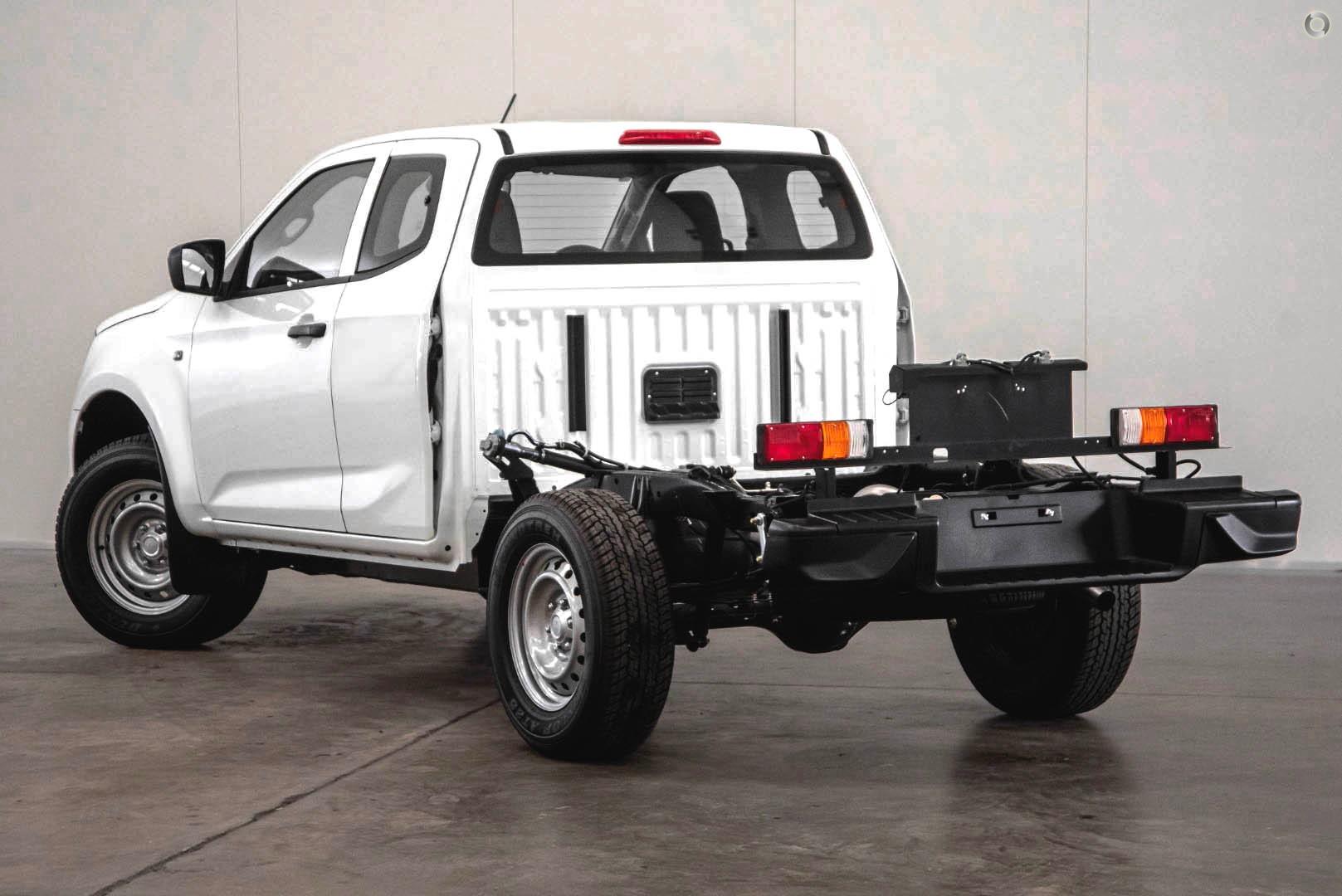 2025 Isuzu D-MAX SX — photo 4