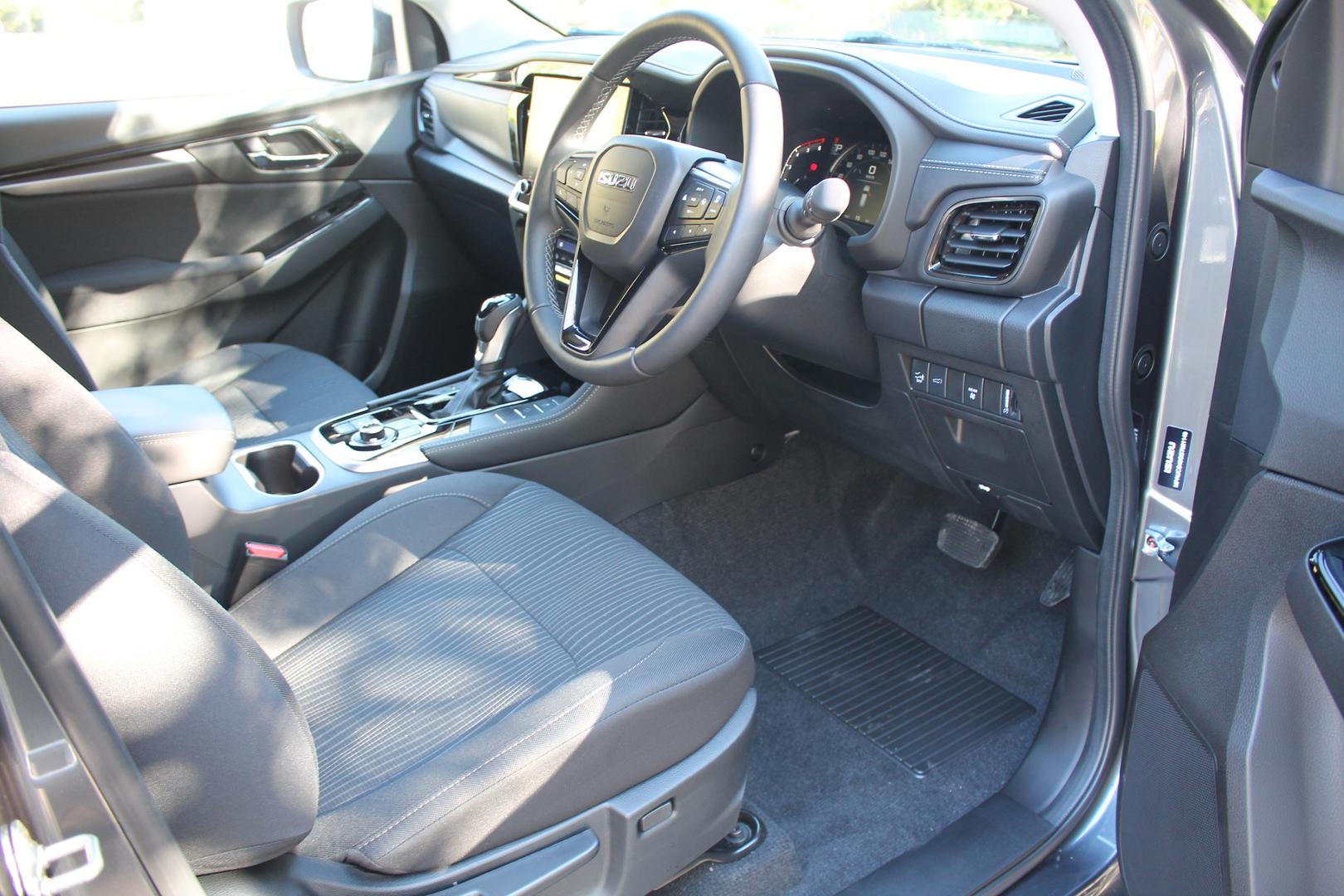 2025 Isuzu MU-X LSU — photo 16