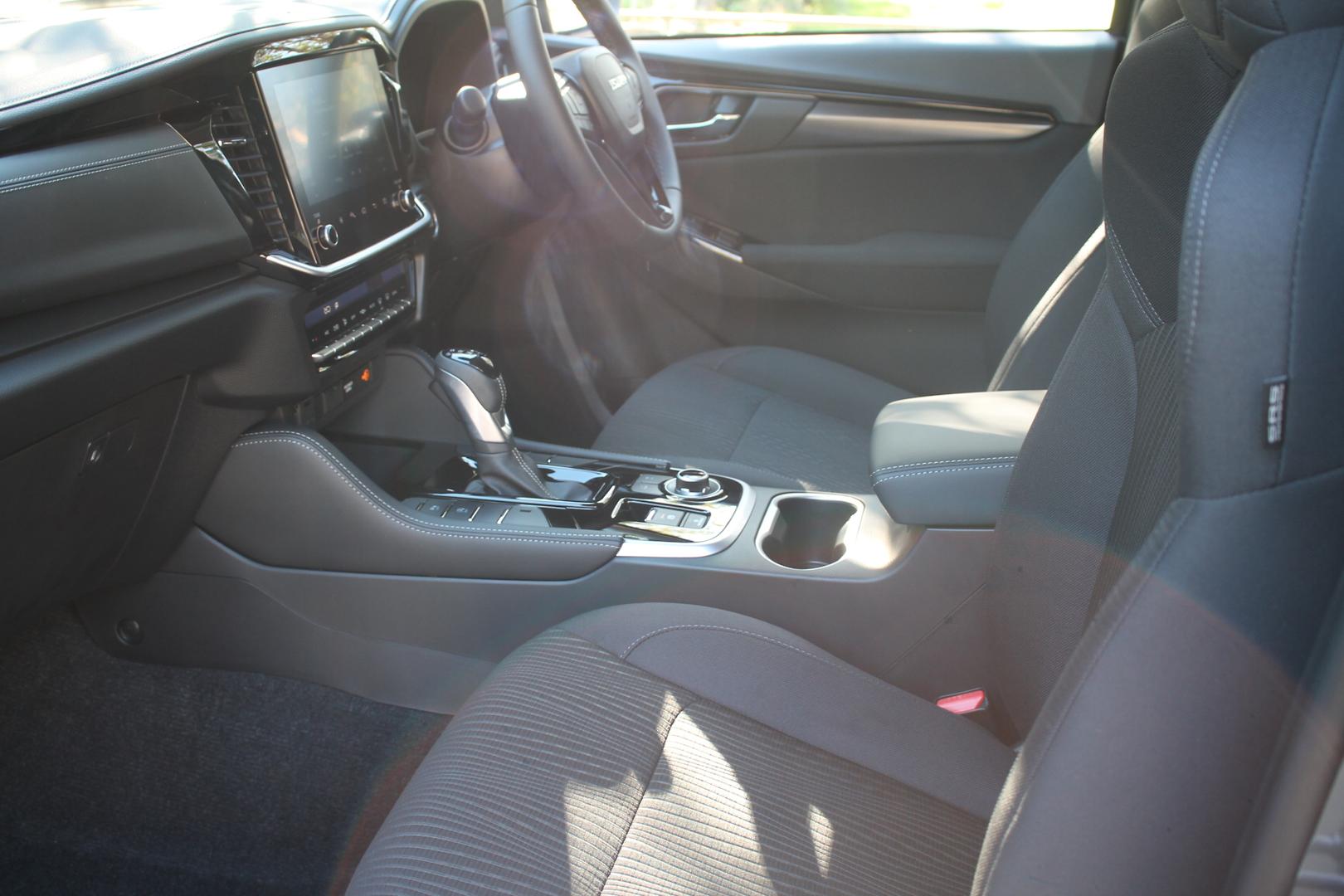 2025 Isuzu MU-X LSU — photo 19