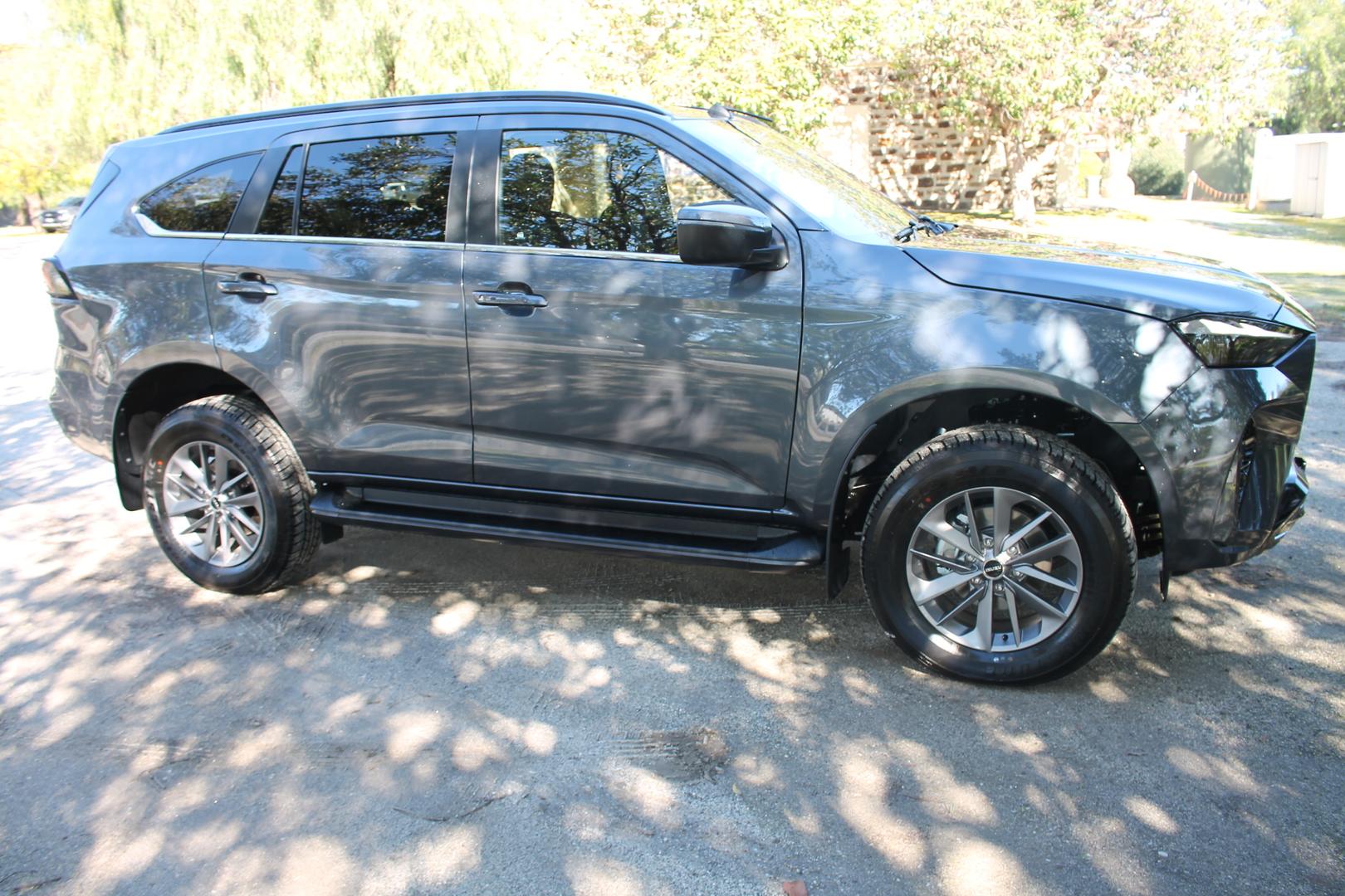 2025 Isuzu MU-X LSU — photo 3