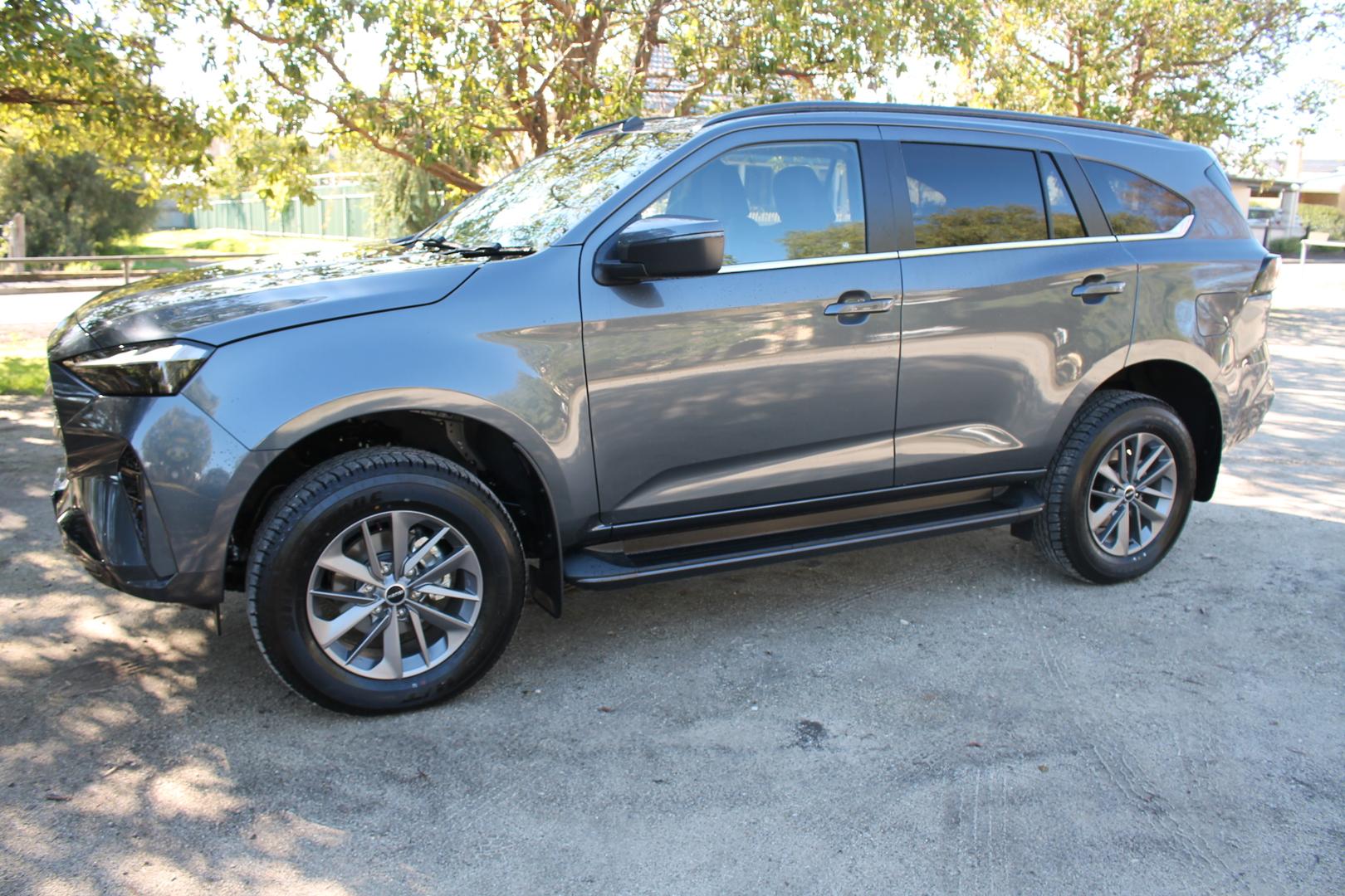 2025 Isuzu MU-X LSU — photo 5