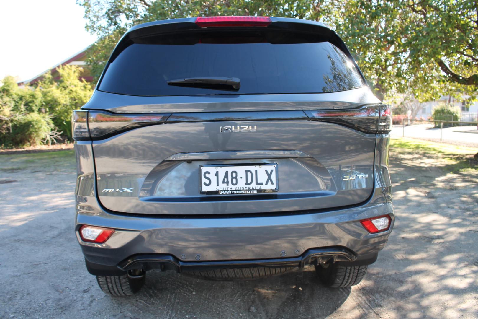 2025 Isuzu MU-X LSU — photo 8