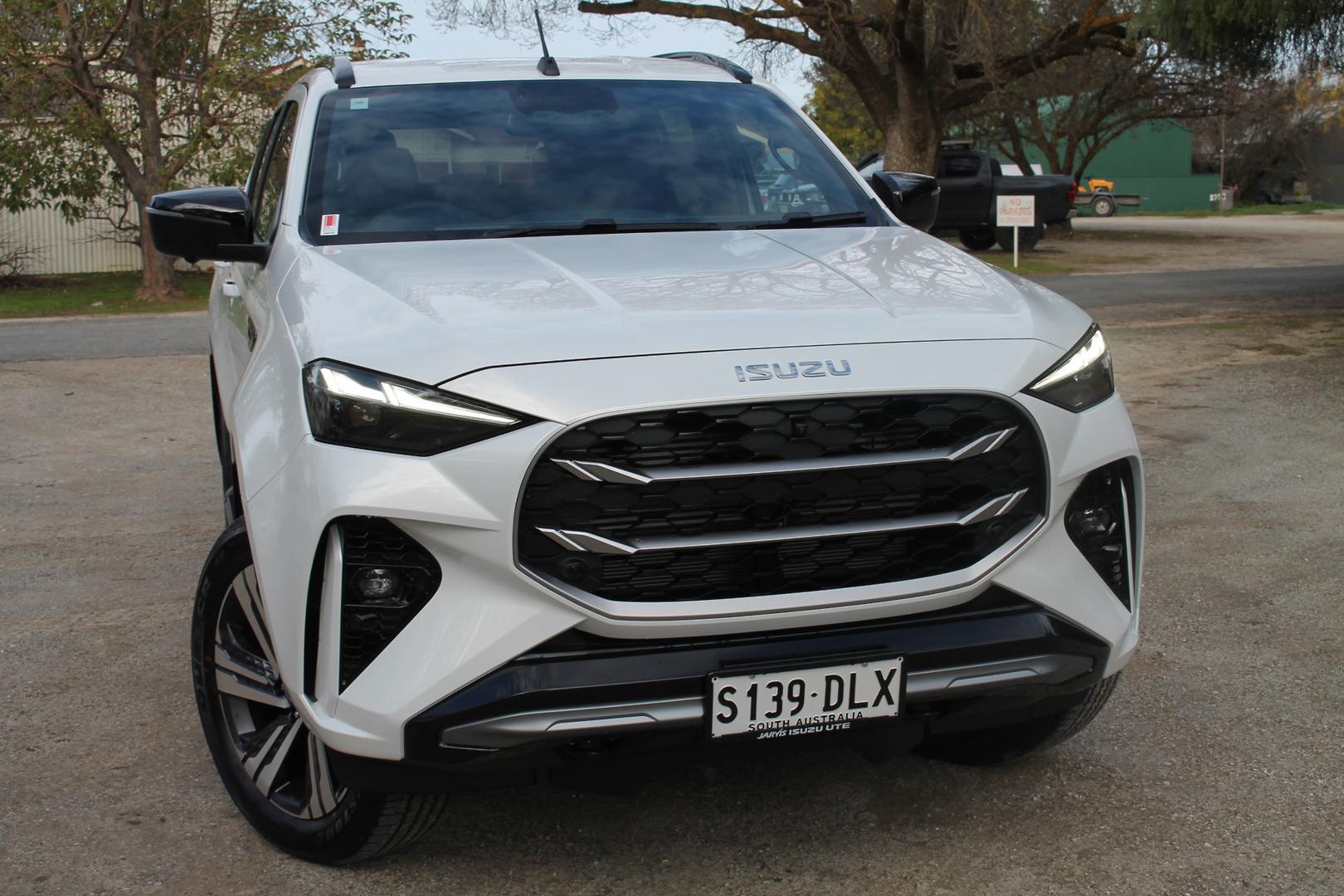 2025 Isuzu MU-X LST — photo 1
