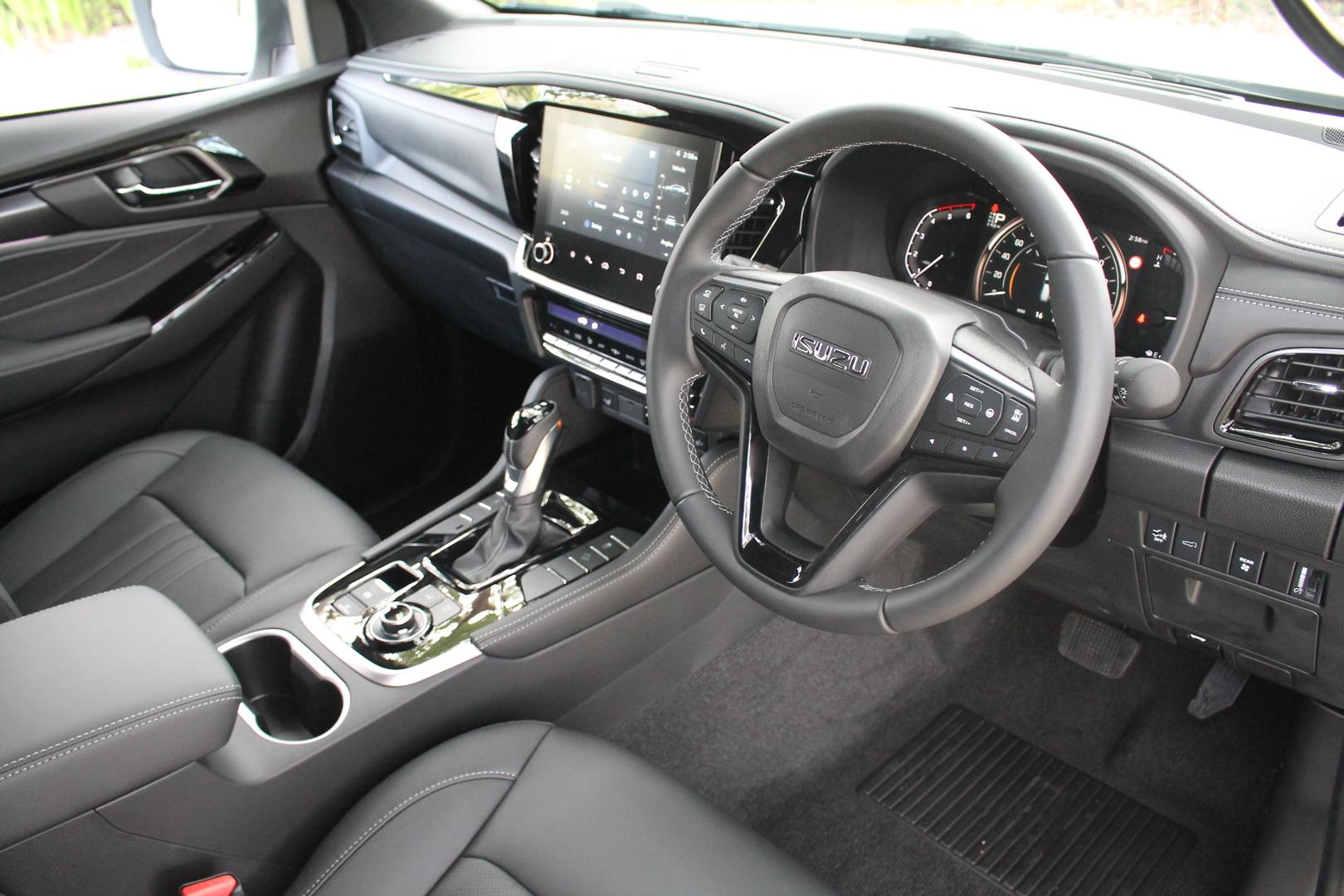 2025 Isuzu MU-X LST — photo 10
