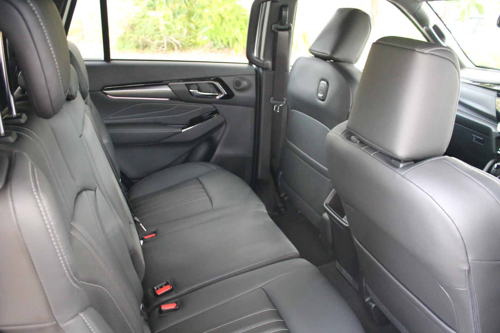 2025 Isuzu MU-X LST — photo 16