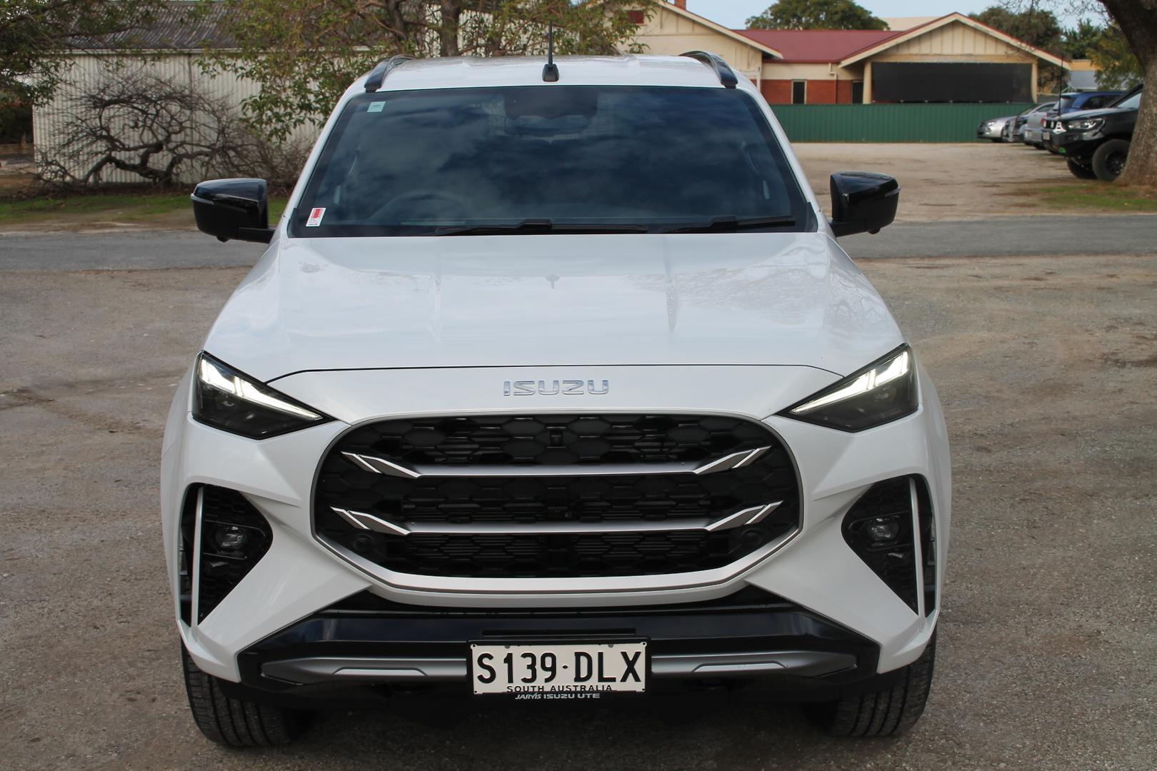 2025 Isuzu MU-X LST — photo 2