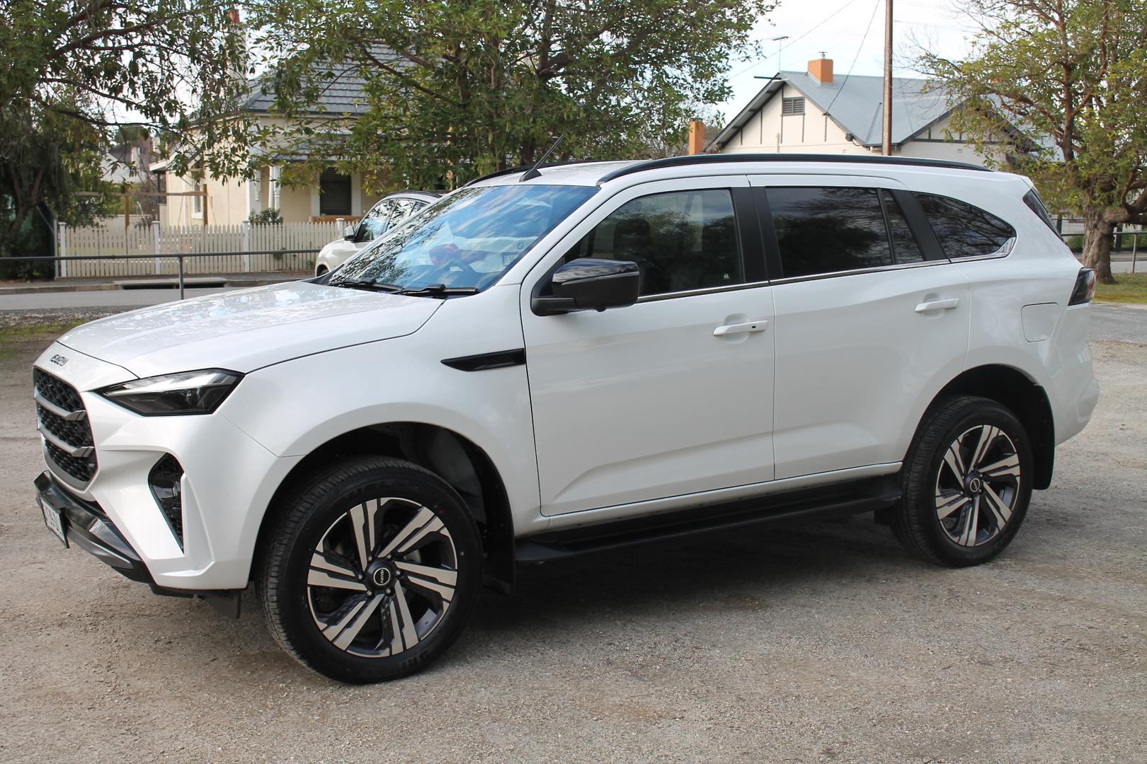 2025 Isuzu MU-X LST — photo 22