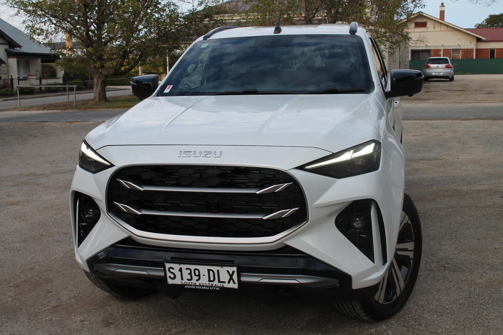 2025 Isuzu MU-X LST — photo 3