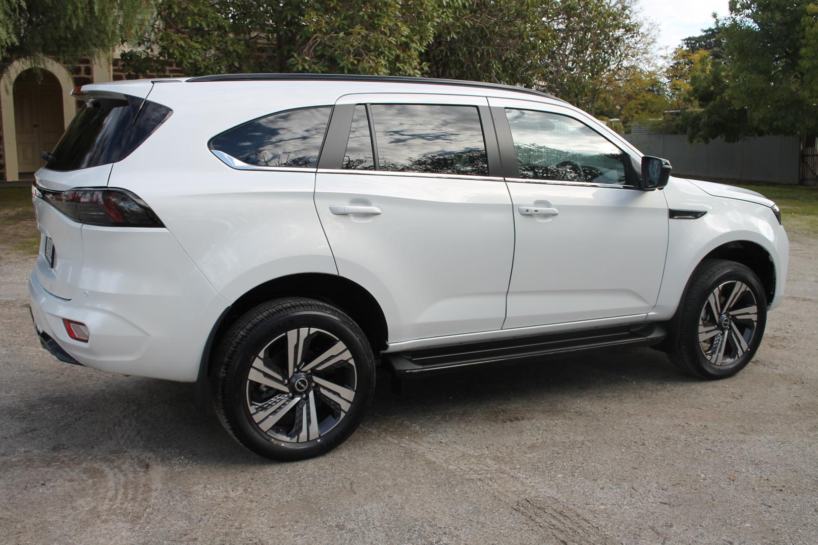2025 Isuzu MU-X LST — photo 4