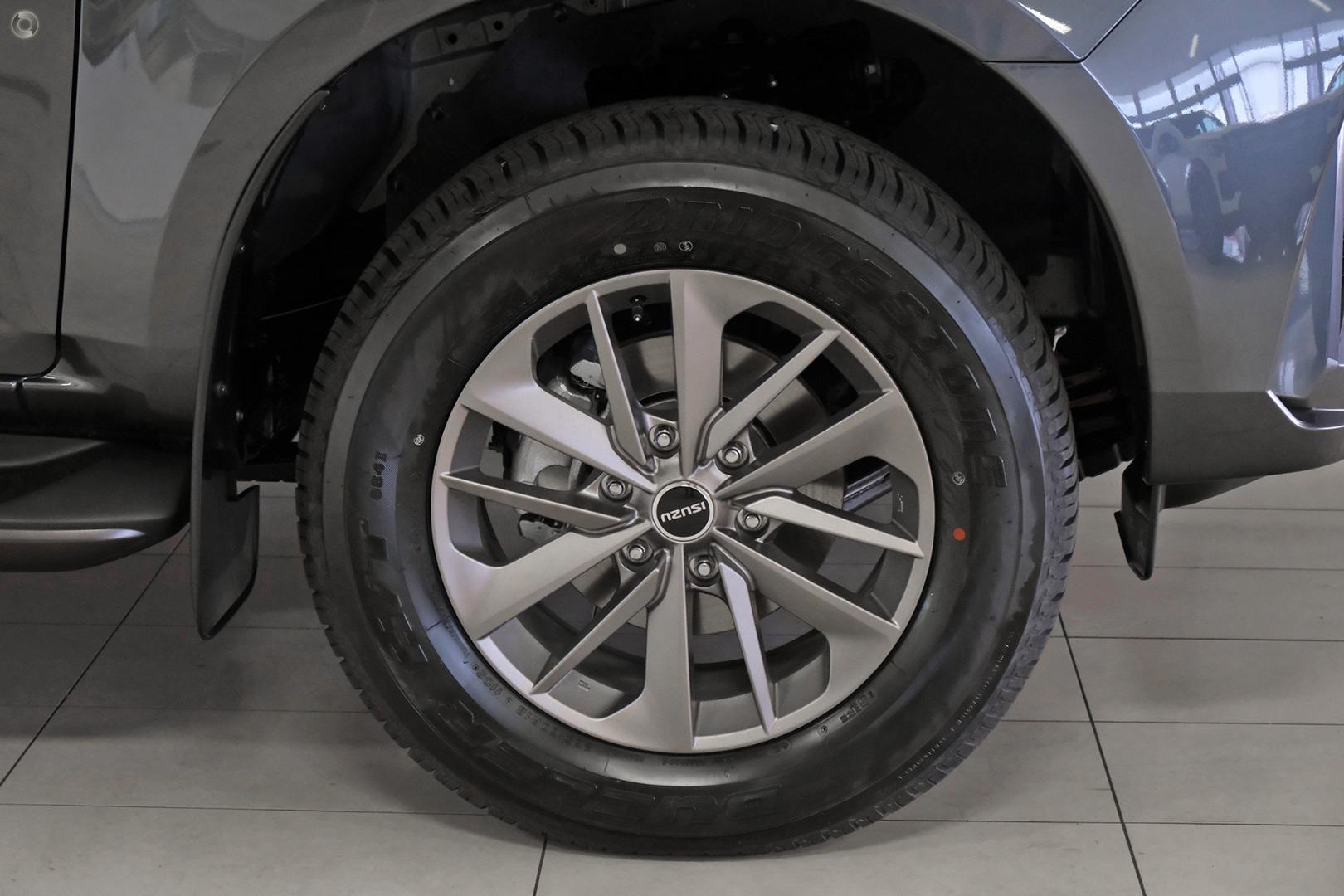 2025 Isuzu MU-X LSU — photo 11