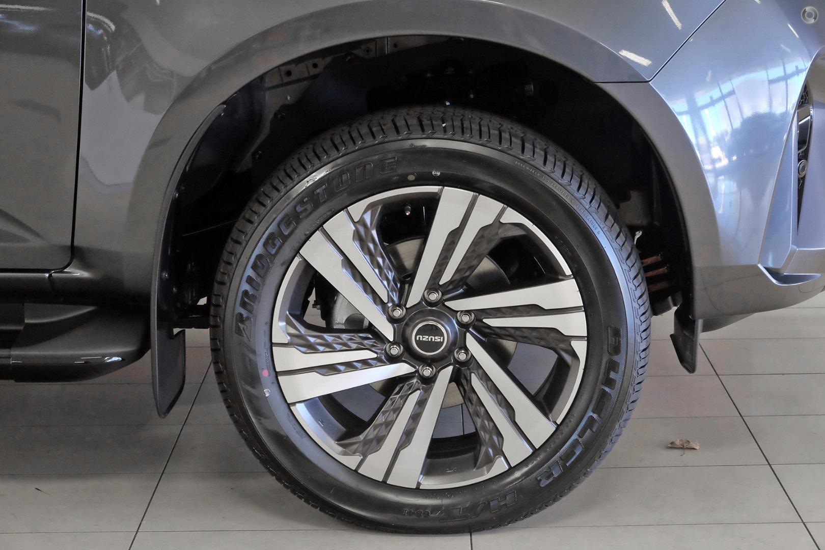 2026 Isuzu MU-X LST — photo 11